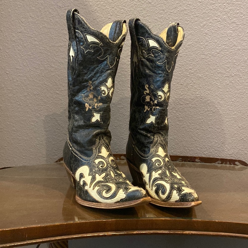 Corral genuine lizard made in Mexico. 9m black vintage look soft and worn look